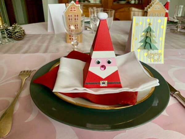 Boite père Noël pyramide dans une assiette