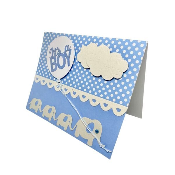 Gros plan sur le relief du ballon, des nuages et des éléphants.