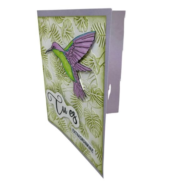 Détail du volume du colibri et de la texture gaufrée du papier.