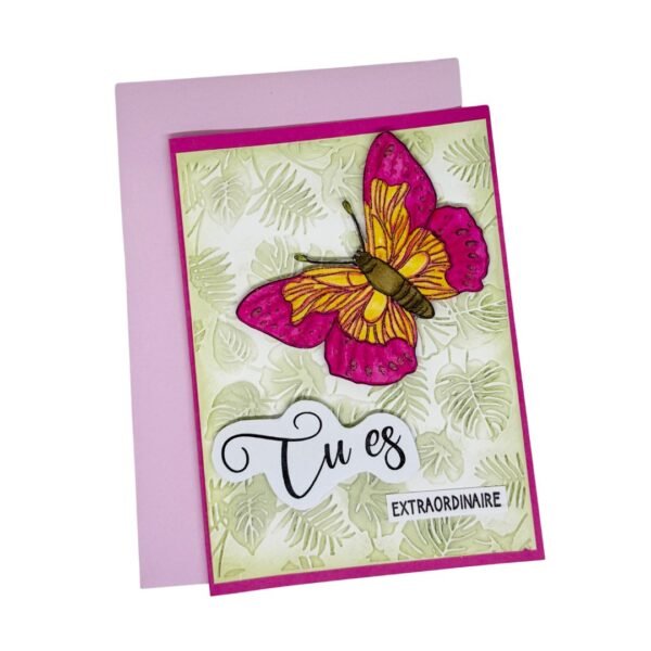 Carte papillon fuchsia posée sur enveloppe rose clair assortie, vue de dessus.