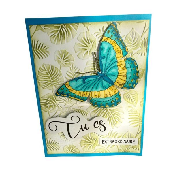 Papillon bleu azur et turquoise en relief pailleté sur fond gaufré tropical.