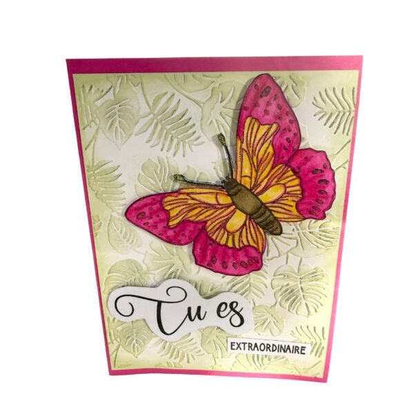 Papillon fuchsia et jaune en relief pailleté sur fond gaufré tropical.