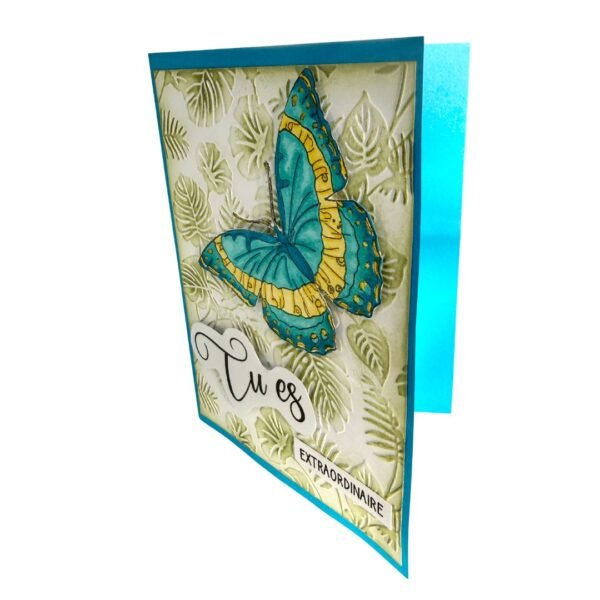 Détail du volume des papillons (fuchsia et bleu) et de la texture gaufrée du papier.