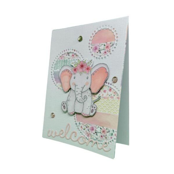 Détails des fenêtres circulaires ajourées et des strass colorés sur carte de naissance fille.