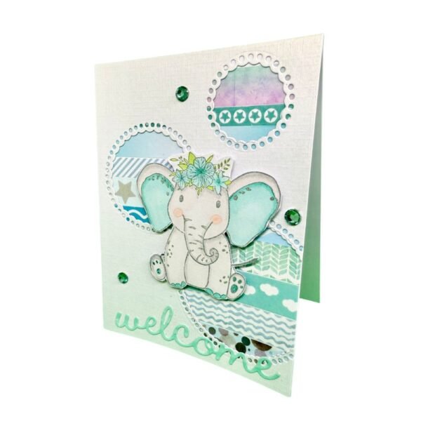 Détails des fenêtres circulaires ajourées et des strass vert émeraude sur carte de naissance garçon