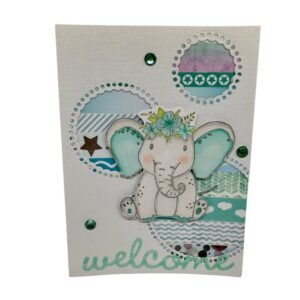 Éléphanteau avec couronne de fleurs bleues et mot welcome en relief pour garçon