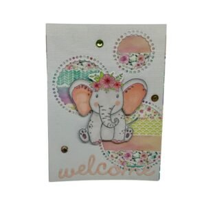 Éléphanteau avec couronne de fleurs roses et mot welcome en relief pour fille.