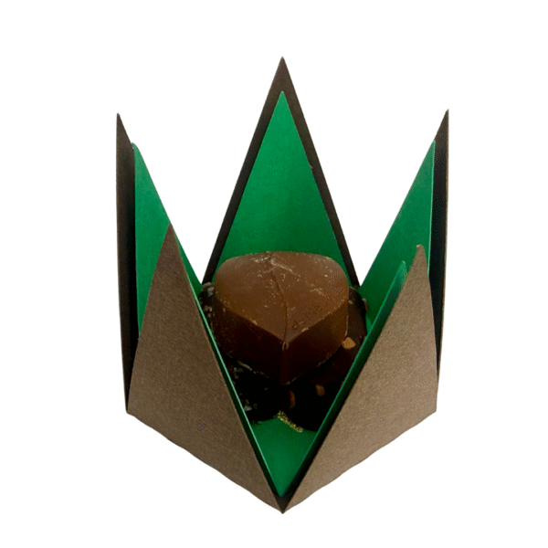 Boite pop-up sapin ouverte avec chocolats