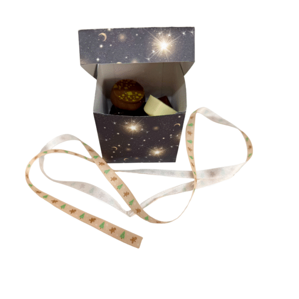 Boite paquet cadeau de Noël ouverte faite main