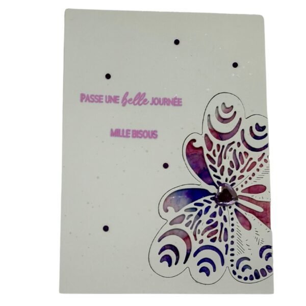 Carte blanche papillon ciselé violet avec cœur de cristal et texte mille bisous