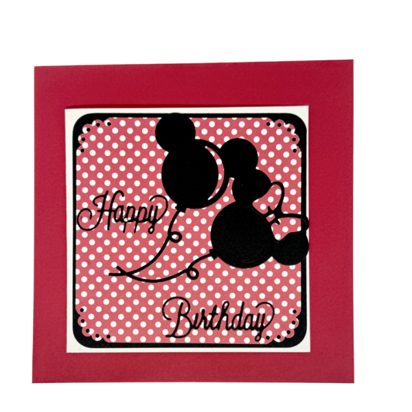 Carte d'anniversaire artisanale présentée avec son enveloppe rouge assortie