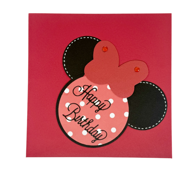 Carte médaillon artisanale présentée sur son enveloppe rouge assortie