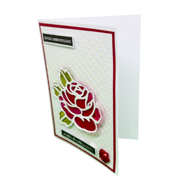 Gros plan sur la matière du papier embossé et le relief de la rose vitrail