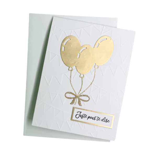 Vue d'ensemble de la carte d'anniversaire pop-up présentée avec son enveloppe blanche