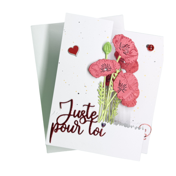 Carte fermée avec le message Juste pour toi, décorée de fleurs de coquelicot artisanales et présentée avec son enveloppe assortie.