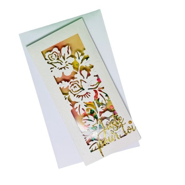 Carte florale posée sur enveloppe blanche, vue de dessus.