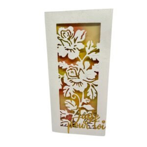 carte-shaker-rose-face-coq-ci Roses blanches découpées sur fond dégradé jaune et rouge.