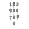 Chiffres d'anniversaire argentés en forme de ballons de baudruche avec ficelle.