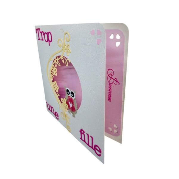 Détail du relief sur le texte et les fleurs corail de la carte chouette.