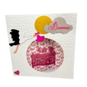 Carte de naissance fille avec cigogne survolant un berceau dans une chambre.