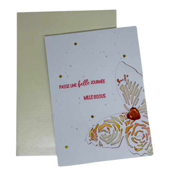 Carte papillon orange posée sur son enveloppe orange assortie