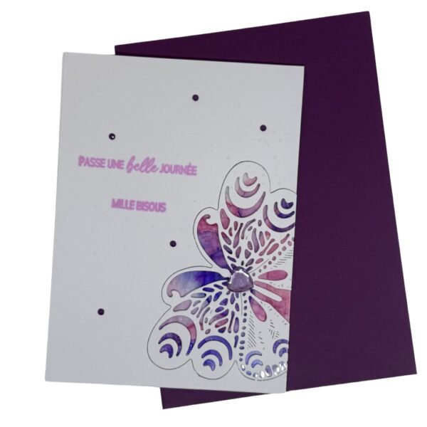 Carte papillon orange posée sur son enveloppe violet assortie