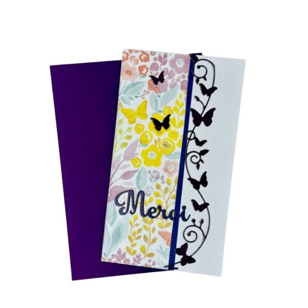 Carte de remerciement posée sur son enveloppe violette assortie