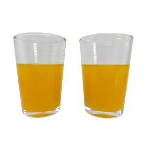 coq-ci-lot-jus-orange-factices Deux verres striés remplis d'un liquide orange factice en résine posés côte à côte.