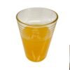 Un verre de jus d'orange factice en résine montrant les détails de transparence et de texture.
