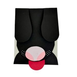 Carte chien noir avec langue rouge servant de tirette pour le mécanisme.