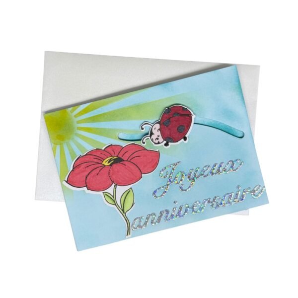 Carte interactive coccinelle présentée avec son enveloppe blanc crème assortie.