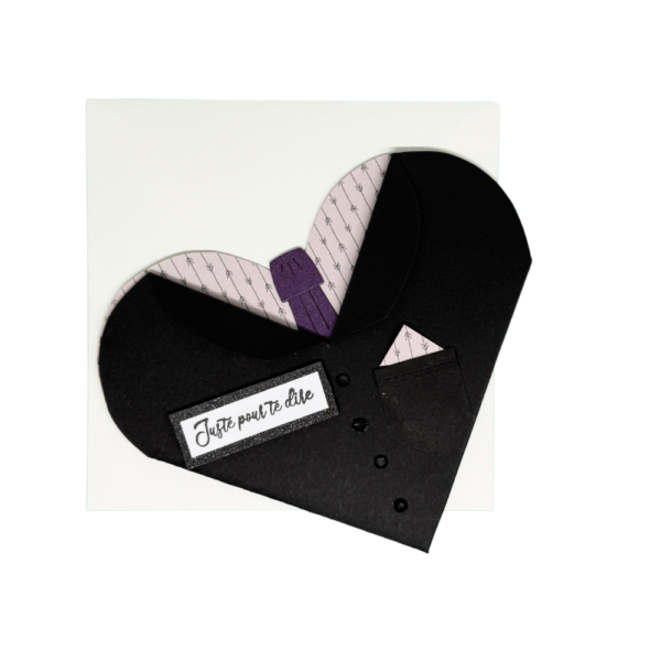 Carte cœur masculine posée sur son enveloppe blanche.
