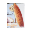 Planche de surf orange motif maori et message À Fond en relief sur fond coquillages.