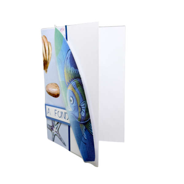 Vue de profil montrant la planche de surf en relief et l'épaisseur de la carte.