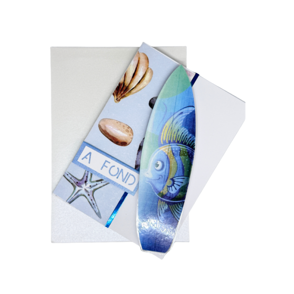 Carte de vœux surf bleue posée sur son enveloppe assortie.