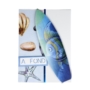 Planche de surf bleue motif poisson et message À Fond en relief sur fond marin.