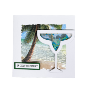 Carte shaker blanche avec verre à cocktail et plage tropicale.