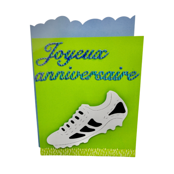 Carte anniversaire football verte avec chaussure à crampons blanche et inscription Joyeux anniversaire.