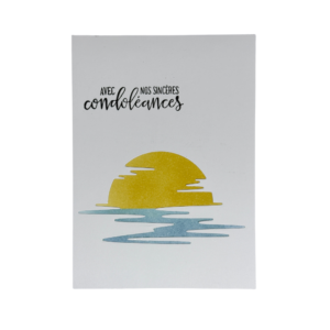 Carte de condoléances blanche avec découpe ajourée d'un soleil doré couchant sur l'eau et inscription avec nos sincères condoléances